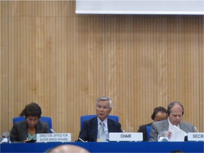 《コラム》堀川国連宇宙空間平和利用委員会（COPUOS）議長（中央）