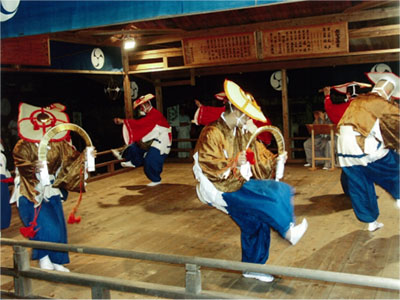那智（なち）の田楽（でんがく）　（写真提供：文化庁）