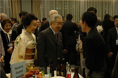 移住者・日系人代表者と親睦を深められる常陸宮同妃両殿下（10月30日、東京・憲政記念館　写真提供：海外日系人協会）