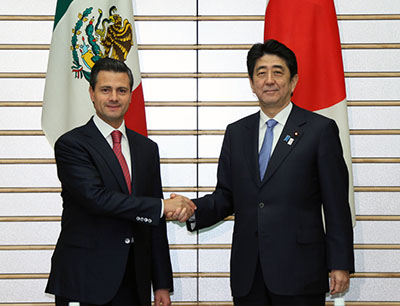 ペニャ・ニエト・メキシコ大統領との会談に臨む安倍総理大臣(右)(4月8日、東京 写真提供:内閣広報室)