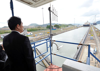パナマ運河を視察する岸田外務大臣(5月2日、パナマ)