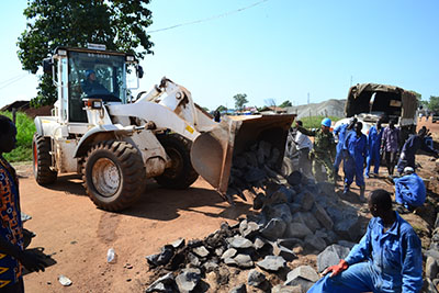 国連南スーダン共和国ミッション(UNMISS)において、日本のODA事業との連携で、首都ジュバのナバリ地区コミュニティ道路の整備を現地住民と共同して行う自衛隊施設部隊(南スーダン 写真提供:防衛省)