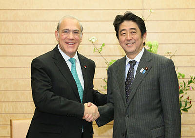 グリアOECD事務総長による表敬を受ける安倍総理大臣(右)(4月24日、東京 写真提供:内閣広報室)