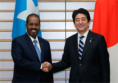 日・ソマリア首脳会談においてハッサン・ソマリア大統領と握手する安倍総理大臣(3月13日、東京 写真提供:内閣広報室)