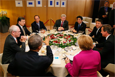 G7ブリュッセル・サミットにおけるワーキングディナー(6月6日、ベルギー・ブリュッセル 写真提供:内閣広報室)