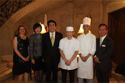 和食レセプションにおいて、安倍総理大臣夫妻、吉川大使夫妻と写る村上料理長(中央)(9月24日、国連大使公邸)