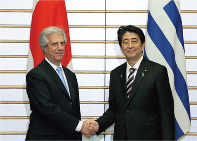 バスケス・ウルグアイ大統領と安倍総理大臣の首脳会談(11月6日、東京 写真提供:内閣広報室)