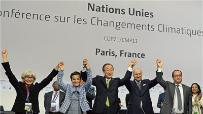 COP21における「パリ協定」採択の瞬間(写真提供:UNFCCC)