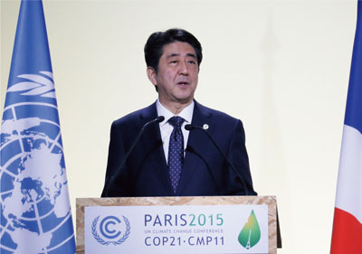 COP21の首脳会合で演説を行う安倍総理大臣(11月30日、フランス・パリ 写真提供:内閣広報室)