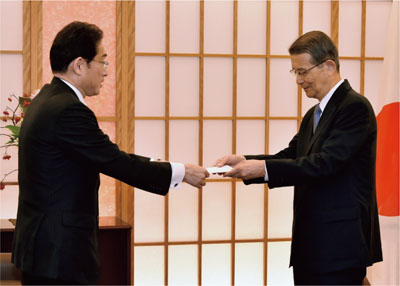岸田外務大臣から外務省参与(外務大臣科学技術顧問)に任命され、辞令交付を受ける岸輝雄東京大学名誉教授(9月24日、東京・外務省)