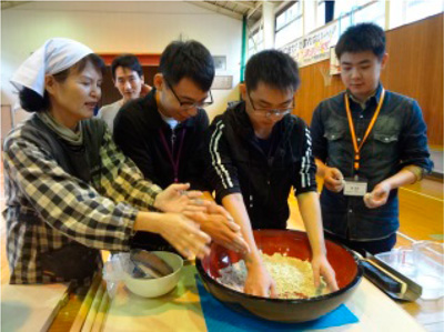 中国大学生訪日団第28陣広島県ホームスティ(10月23日~30日、広島県安芸太田町 写真提供:日中友好会館)