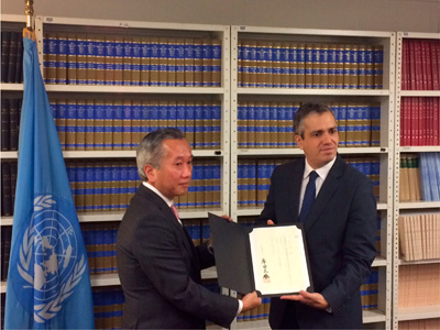 「パリ協定」の受諾書を国連の担当者に提出する南博国連日本政府代表部大使(11月8日、米国・ニューヨーク(国連本部))