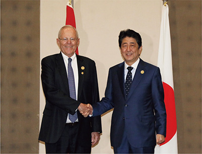 クチンスキー大統領と握手を交わす安倍総理大臣(11月10日、ベトナム・ダナン 写真提供:内閣広報室)