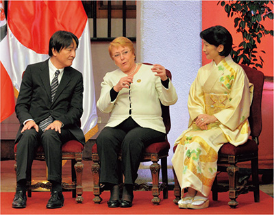 外交関係樹立120周年記念式典でバチェレ大統領と懇談される秋篠宮同妃両殿下(10月27日、チリ・サンティアゴ 写真提供:朝日新聞社)
