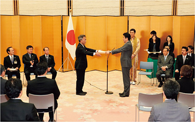 SDGs推進本部長賞受賞の様子(12月26日、東京・総理大臣官邸 写真提供:内閣広報室)