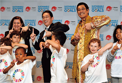 HLPFでの日本政府主催レセプションでパフォーマンスをするピコ太郎氏(7月17日、米国・ニューヨーク)