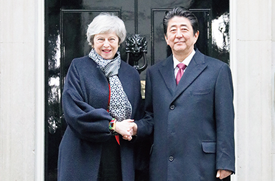 握手を交わす日英両首脳(2019年1月10日、英国・ロンドン 写真提供:内閣広報室)
