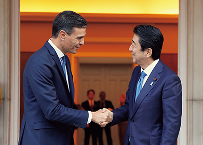 サンチェス・スペイン首相と握手を交わす安倍総理大臣(10月16日、スペイン・マドリード 写真提供:内閣広報室)