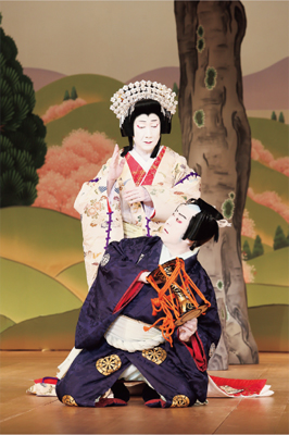 ©Chekhov International Theater Festival / Shochiku Grand Kabuki Chikamatsuza 松竹大歌舞伎近松座訪露公演「吉野山」の一コマ(9月、ロシア・モスクワ モスソビエト劇場 写真提供:松竹)