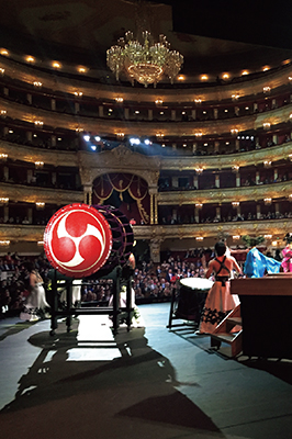 開会式で演奏する「DRUM TAO」とロシア人アーティスト(5月26日、ロシア・モスクワ ボリショイ劇場 写真提供:DRUM TAO)