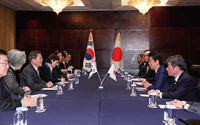 文在寅大統領との日韓首脳会談(12月24日、中国・成都 写真提供:内閣広報室)