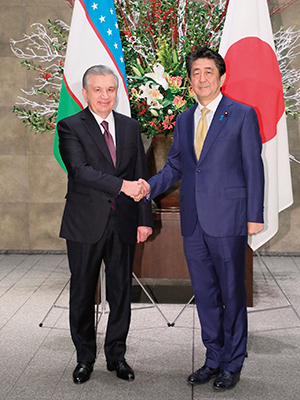 日・ウズベキスタン首脳会談(12月19日、東京 写真提供:内閣広報室)