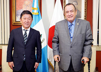 茂木外務大臣のジャマテイ・グアテマラ大統領表敬（7月15日、グアテマラ）
