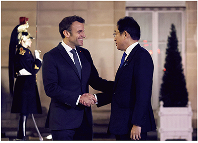 マクロン大統領による出迎えを受ける岸田総理大臣(2023年1月9日、フランス・パリ 写真提供:内閣広報室)