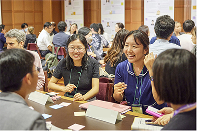内外日本研究者によるグループディスカッション(9月、東京 写真提供:国際交流基金)