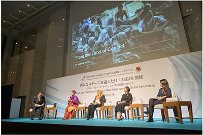 日本ASEAN友好協力50周年記念国際シンポジウム パネルディスカッション(3月、東京 写真提供:国際交流基金)