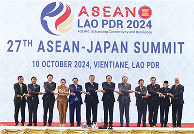 日・ASEAN（東南アジア諸国連合）首脳会議 記念撮影（10月10日、ラオス・ビエンチャン　写真提供：首相官邸ホームページ）