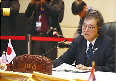 日・ASEAN首脳会議で発言する石破総理大臣（10月10日、ラオス・ビエンチャン　写真提供：首相官邸ホームページ）