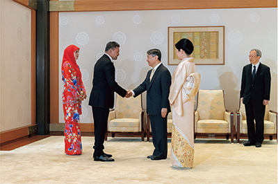 ブルネイ皇太子同妃両殿下と御会見になった天皇皇后両陛下（3月8日、東京　写真提供：宮内庁）