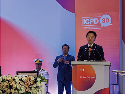 ICPD30周年グローバル・ダイアログ開会式で挨拶する穂坂外務大臣政務官（5月15日、バングラデシュ・ダッカ）