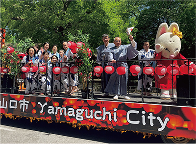 パレードに参加した山口市のフロート（5月11日、米国・ニューヨーク）
