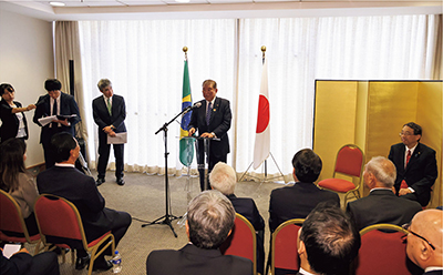 リオデジャネイロの日系人及び在留邦人と懇談する石破総理大臣（11月19日、ブラジル・リオデジャネイロ　写真提供：首相官邸ホームページ）