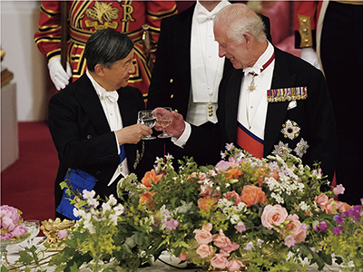 晩餐会会場での天皇陛下と国王陛下（6月25日、英国・バッキンガム宮殿　写真提供：英国王室）
