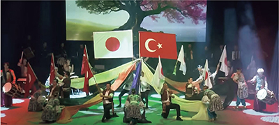 トルコ民族舞踊と日本の和太鼓グループによる共演（12月、トルコ・イスタンブール）