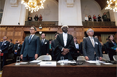 口頭手続に参加する日本代表団（2月22日、オランダ・ハーグ　写真提供：ICJ）