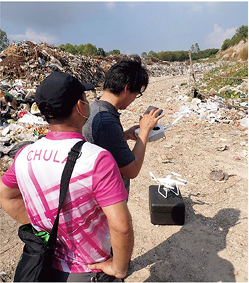 タイへの技術協力「東南アジア海域における海洋プラスチック汚染研究の拠点形成」におけるドローンを活用したプラスチック廃棄物実測（12月、タイ・チョンブリ　写真提供：JICA）