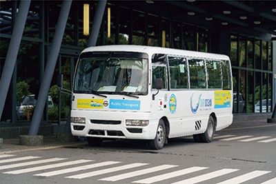 パラオへの技術協力「環境配慮型交通システム整備プロジェクト」で試行運転中の路線バス（9月、パラオ・バベルダオブ島　写真提供：JICA）