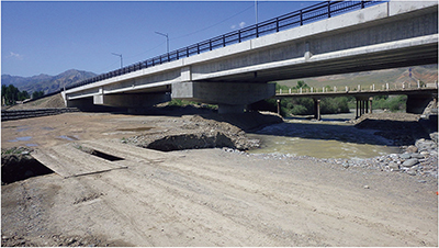 タラスータラズ道路ウルマラル川橋梁架け替え計画（6月、キルギス・タラス州　写真提供：JICA）