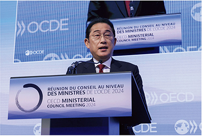 OECD閣僚理事会開会式で議長国基調演説を行う岸田総理大臣（5月2日、フランス・パリ　写真提供：首相官邸ホームページ）