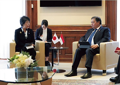 上川外務大臣とアイルランガ・インドネシア経済担当調整相との会談（5月2日、フランス・パリ）