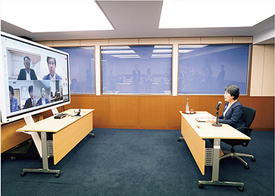 上川外務大臣と経済広域担当官とのオンラインによる意見交換の様子（7月12日）