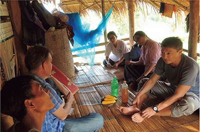 タイ国境のミャンマー・カヤ州の山奥の村で帰還民から話を聞く筆者（右端）（2013年 ©UNHCR/Jane Gabriel Holloway）