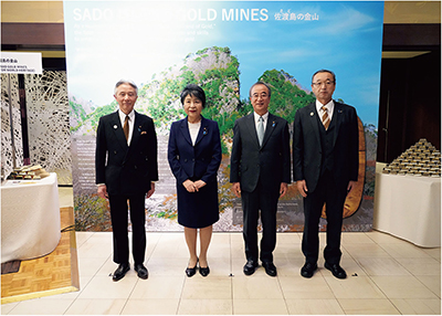 新潟県知事との共催レセプション（背景は「佐渡島の金山」の紹介パネル）（1月23日、東京・外務省飯倉公館）