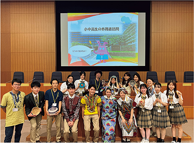 「小中高生の外務省訪問」での私立ドルトン東京学園中等高等学校の外務省訪問の様子（7月11日、外務省）