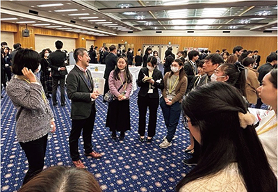 懇談会で外務省員を囲んで熱心に話を聞く学生たち（2月8日、東京・外務本省）