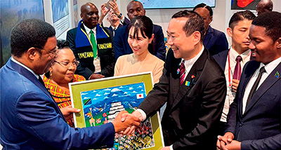 タンザニア・ナショナルデーにおける、マジャリワ首相と藤井比早之外務副大臣によるタンザニアパビリオン視察(5月25日、大阪)